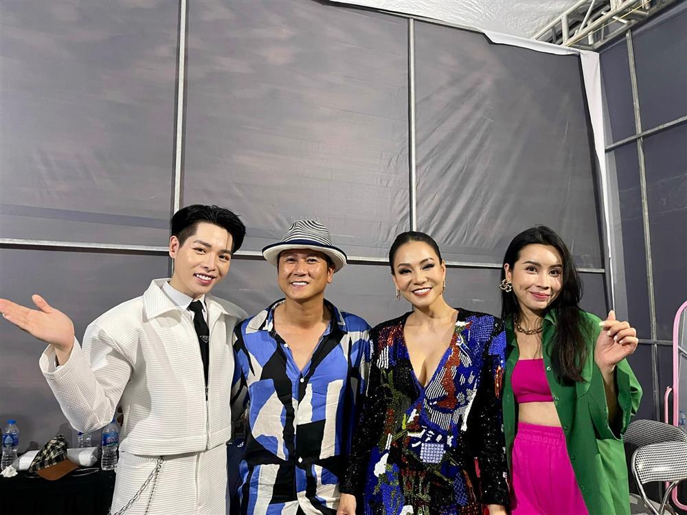 Hồ Hoài Anh bị soi chiếc áo giống hệt người bị còng tay ở Tây Ban Nha-3