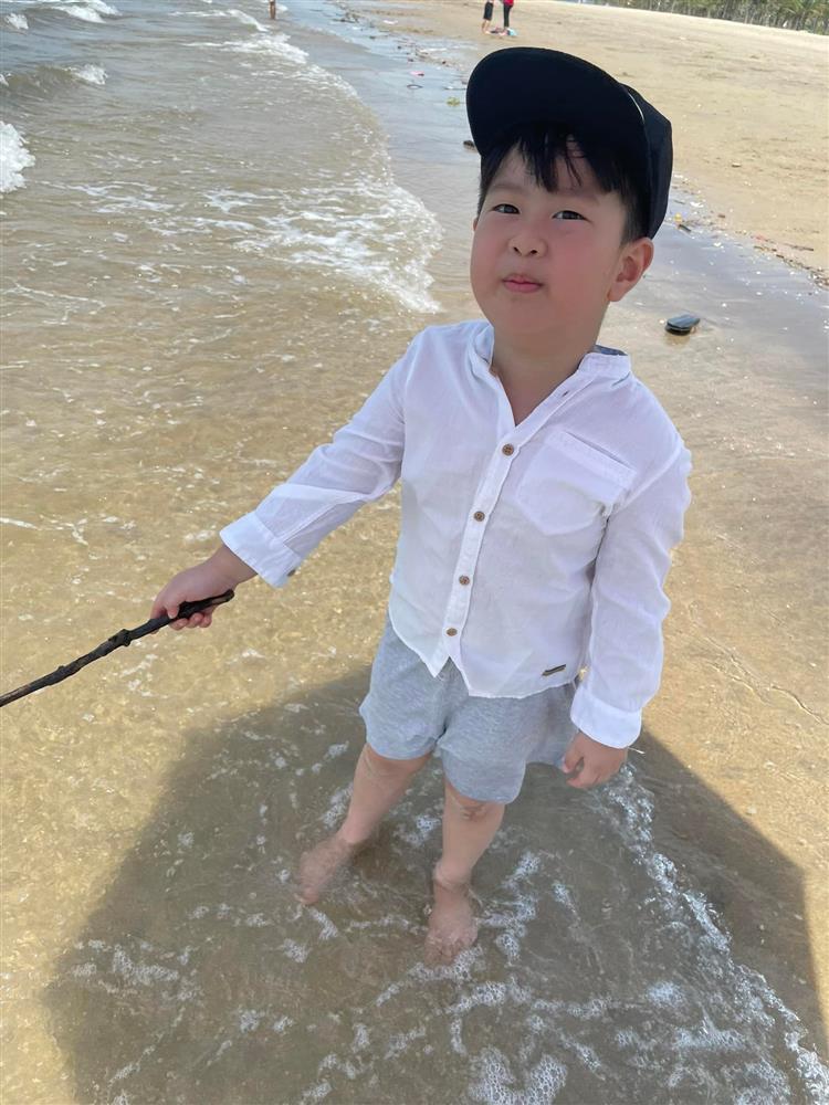 Việt Anh check-in ở biển với con trai, netizen: May không đi Tây Ban Nha-2