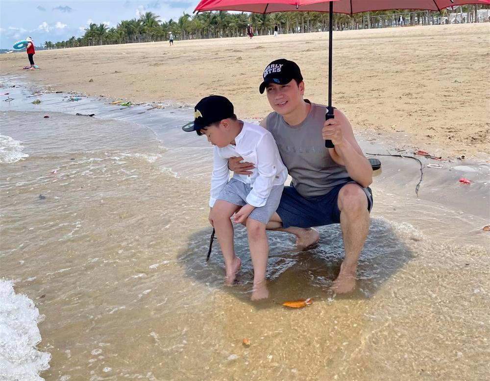 Việt Anh check-in ở biển với con trai, netizen: May không đi Tây Ban Nha-3