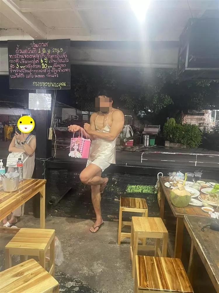 Quán ăn để nhân viên mặc váy, hất hàng vào mặt khách-11