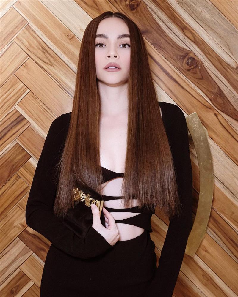 Hà Hồ mặc váy khoét toang hoác khiến vòng 1 tràn cả ra ngoài-3