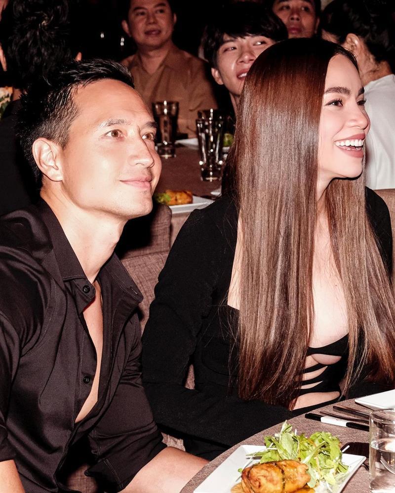 Hà Hồ mặc váy khoét toang hoác khiến vòng 1 tràn cả ra ngoài-4