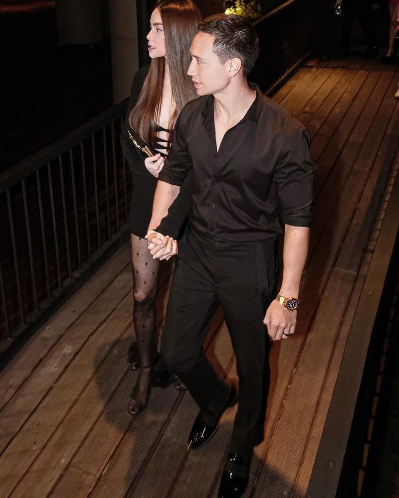 Hà Hồ mặc váy khoét toang hoác khiến vòng 1 tràn cả ra ngoài-1