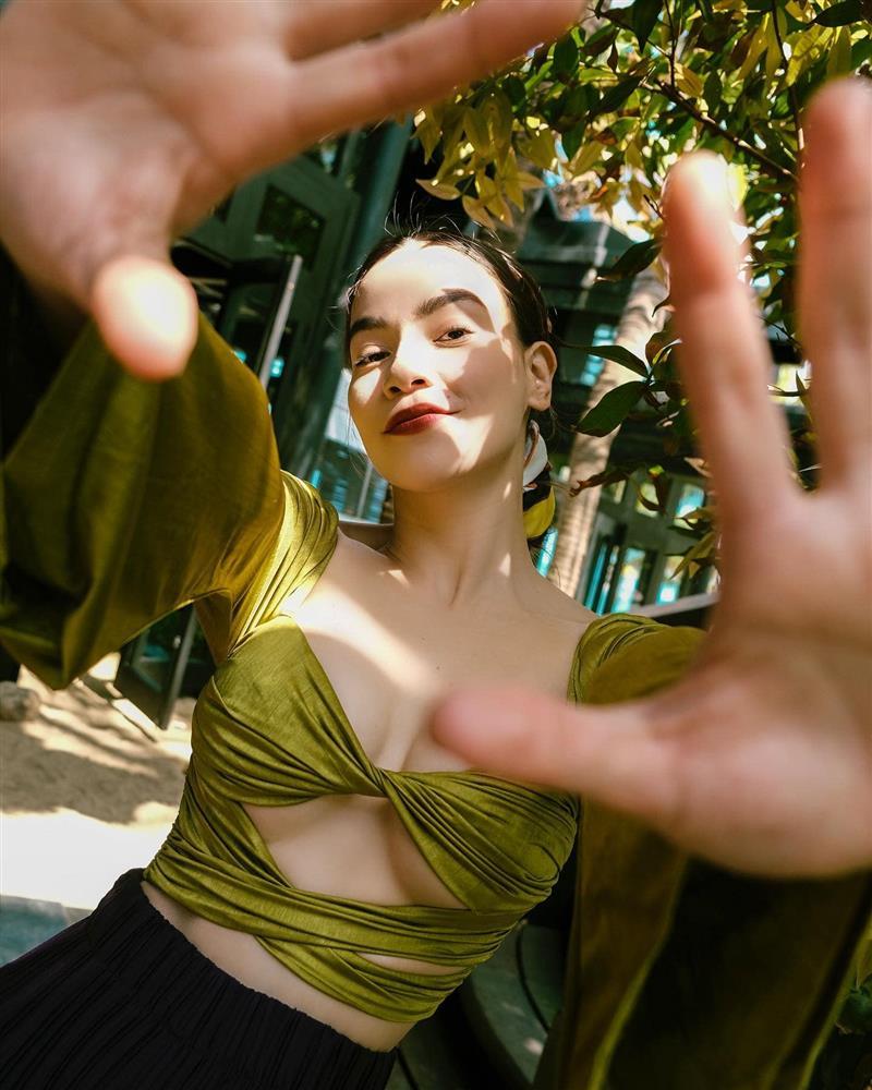 Hà Hồ mặc váy khoét toang hoác khiến vòng 1 tràn cả ra ngoài-9