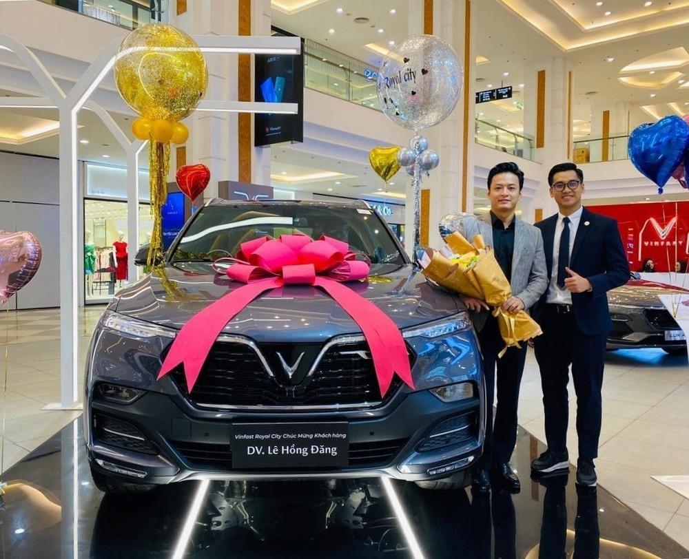 Mới đây, Hồng Đăng cũng đăng ảnh khoe chiếc VinFast Lux SA2.0 mới tậu với mức giá 1,55 tỷ đồng. Ngoài ra, nam diễn viên cũng mới tậu cho vợ mình một chiếc xe với giá hơn 300 triệu đồng. Hồng Đăng từng hóm hỉnh chia sẻ lý do mua ô tô tặng vợ là để lỡ đi nhậu mà say rượu thì có bà xã đến đón.