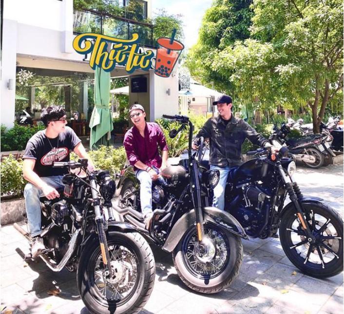 Những lúc rảnh, Hồng Đăng cũng thường xuyên góp mặt trong nhiều cuộc đua offroad với hình ảnh cực chất