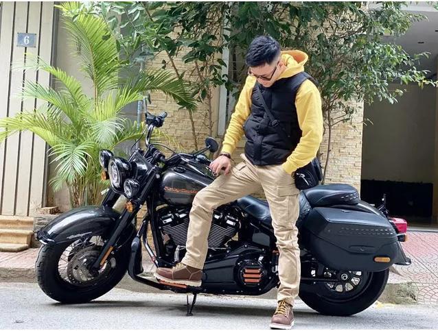 Trước khi khóa facebook, nam diễn viên thường xuyên đăng tải những hình ảnh về các xế cưng.