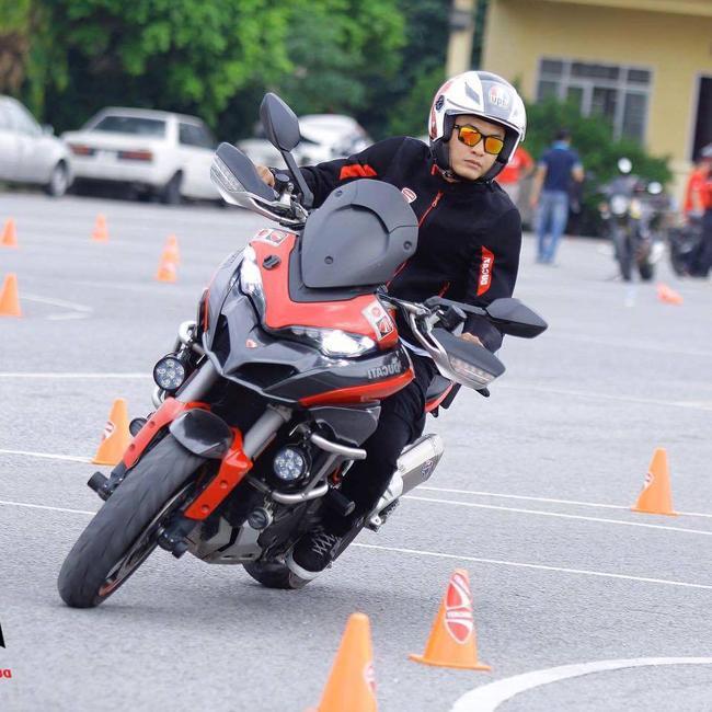 Nam diễn viên còn thường xuyên xuất hiện bên loạt xe mô tô phân khối lớn như Ducati Multistrada hay Triumph Bobber.