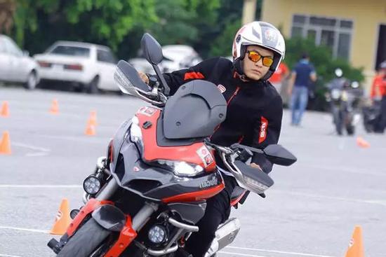 Thú sưu tập xa hoa, tốn kém 'xếp sau vợ' của Hồng Đăng