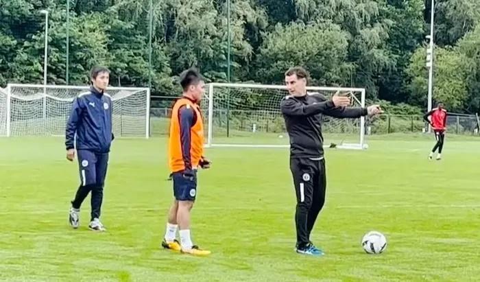 CĐV bản địa gọi tên Quang Hải trong buổi tập của Pau-1