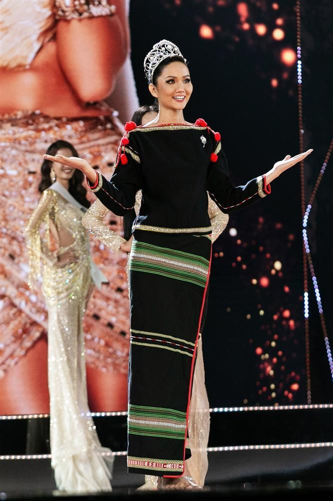 4 hoa hậu final walk: Phạm Hương tranh cãi, Khánh Vân tinh tế-7