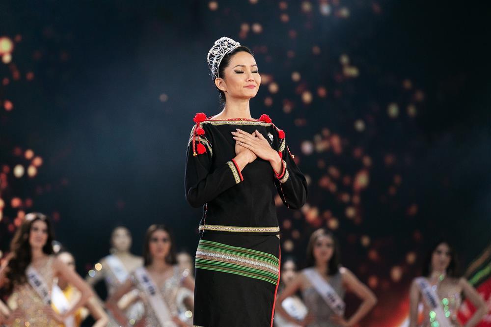 4 hoa hậu final walk: Phạm Hương tranh cãi, Khánh Vân tinh tế-8