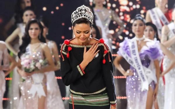 4 hoa hậu final walk: Phạm Hương tranh cãi, Khánh Vân tinh tế-10