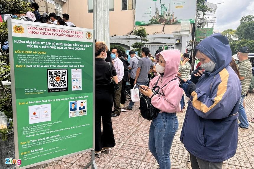 Không biết thủ tục, nhiều người mất tiền cho cò khi làm hộ chiếu mới-1