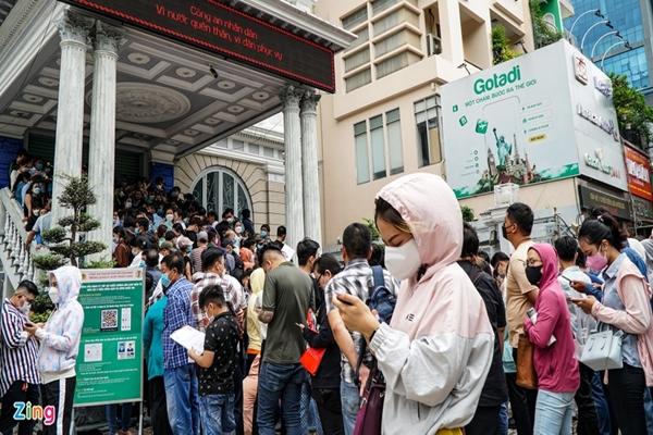 Hộ chiếu mới có gì mà ngàn người xếp hàng từ sáng sớm, chen chân?-9