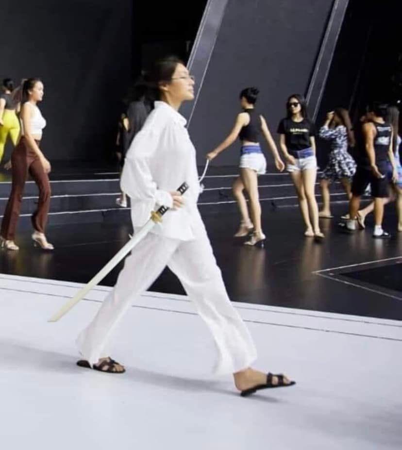 Hú hồn loạt ảnh cầm gạch, vác kiếm của Á hậu Thảo Nhi Lê-4