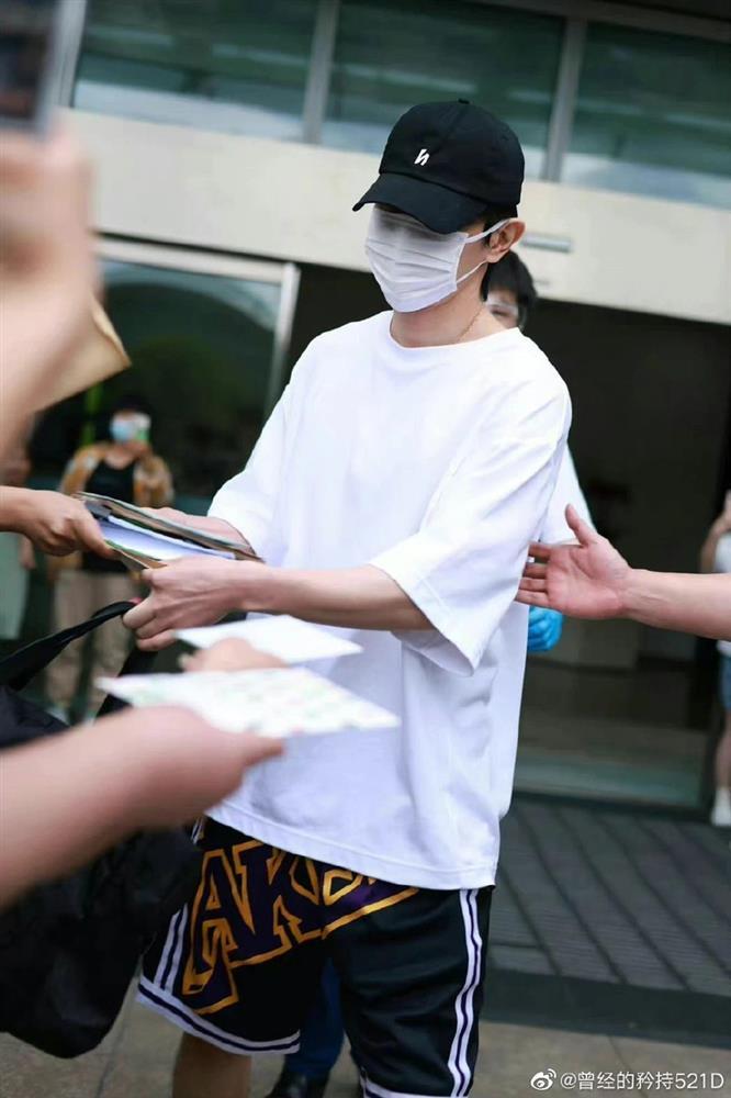 Đặng Luân chật vật đền hợp đồng sau bê bối trốn thuế-2