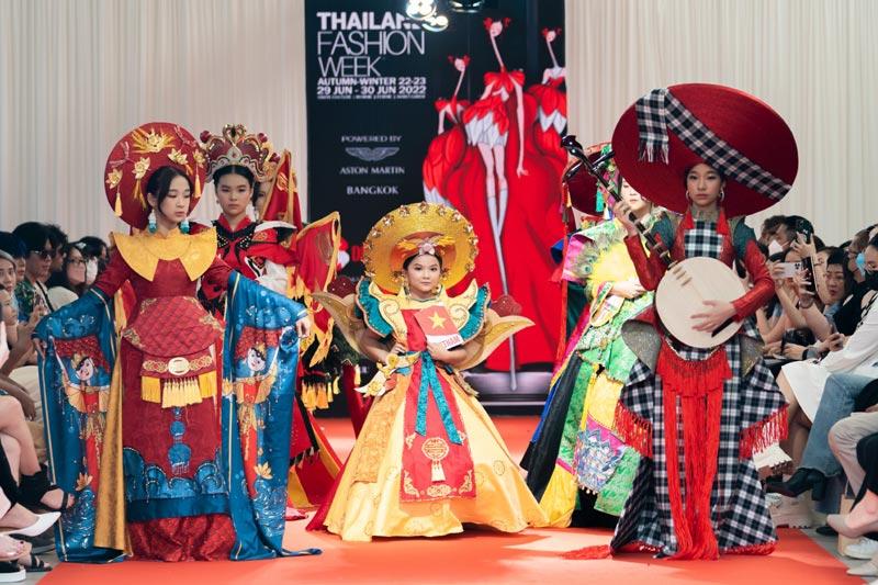 Dàn mẫu nhí Việt chiếm spotlight Thailand Fashion Week 2022-2