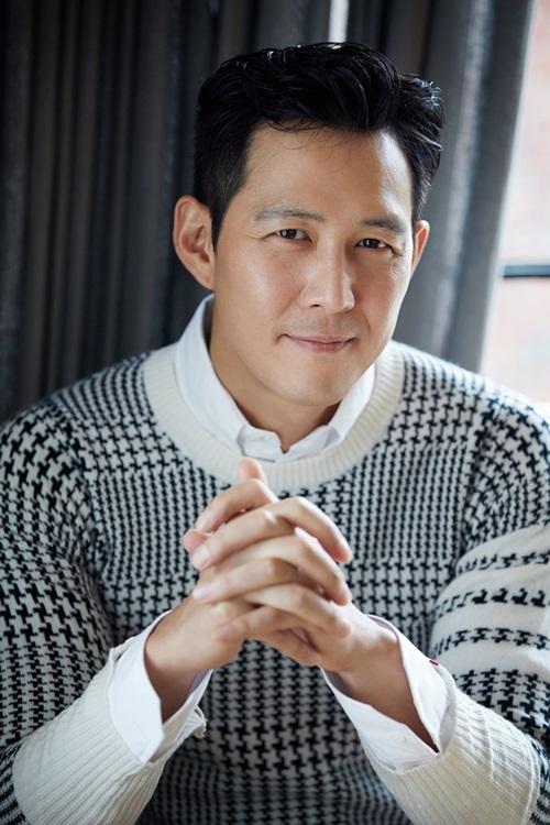 Sau vai rách nát: Lee Jung Jae vươn ra thế giới, IU thoát mác bình bông-1