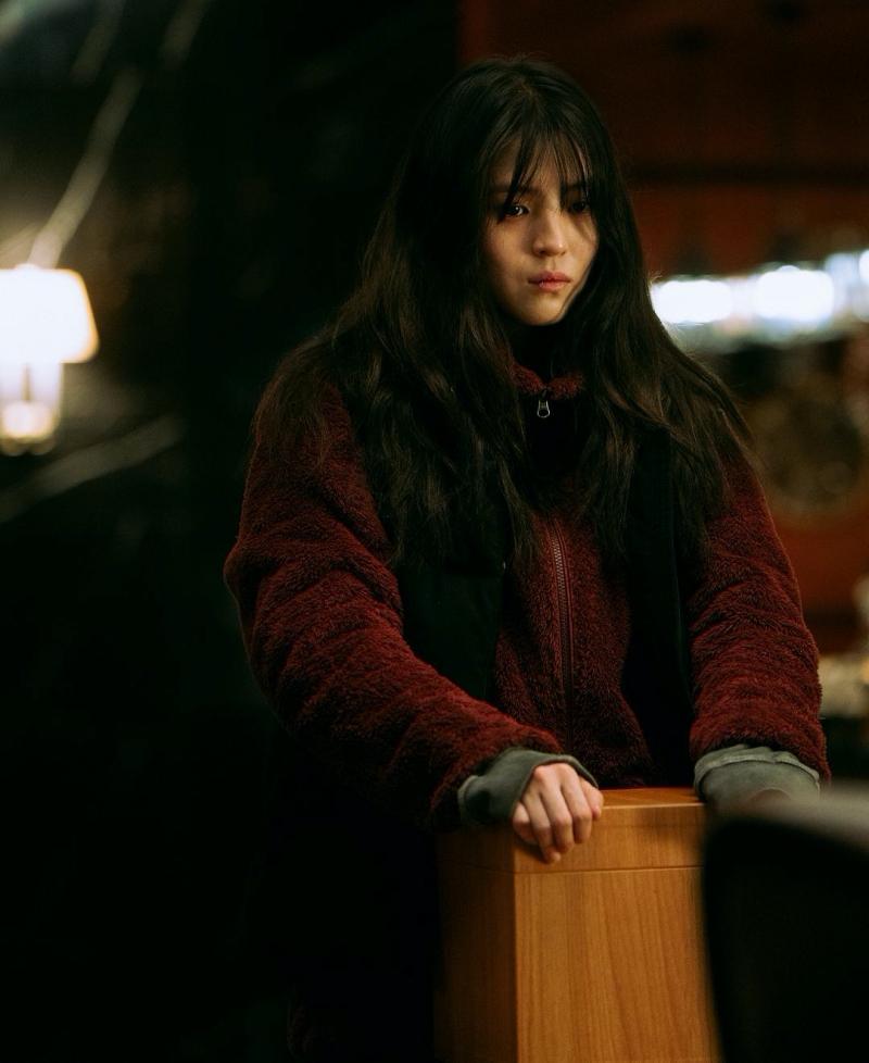 Sau vai rách nát: Lee Jung Jae vươn ra thế giới, IU thoát mác bình bông-8