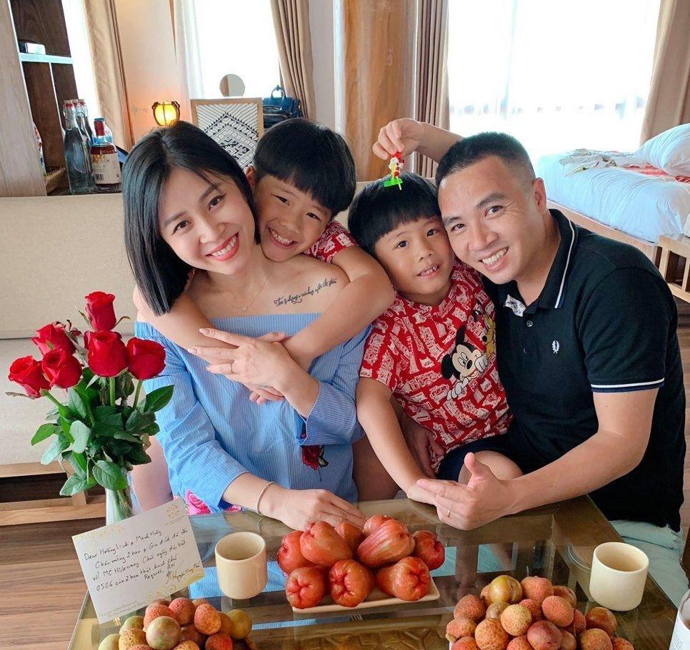 Tái hôn, MC Hoàng Linh khoe hạnh phúc viên mãn bên chồng-3