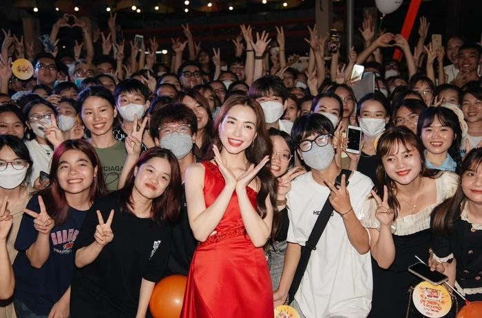 Hòa Minzy bung móng tay, bắt khán giả góp tiền trả: Chuyện gì đây?-4