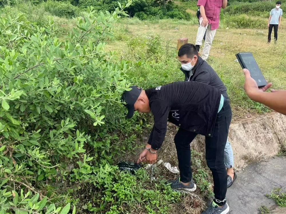 Liên tục bắt 2 kẻ cõng 18.000 viên ma túy từ Lào về-1