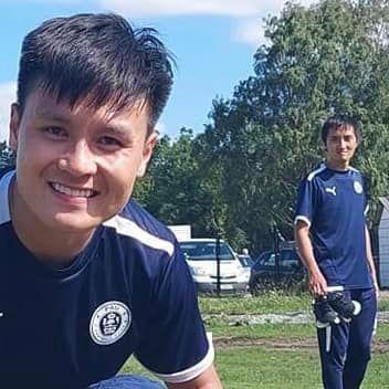 Chụp ảnh cùng fan nhí, Quang Hải ghi điểm với hành động tinh tế-8