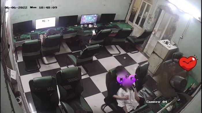 Đôi trẻ tình tứ trong quán Internet, chủ quán phải nhận gạch đá-1