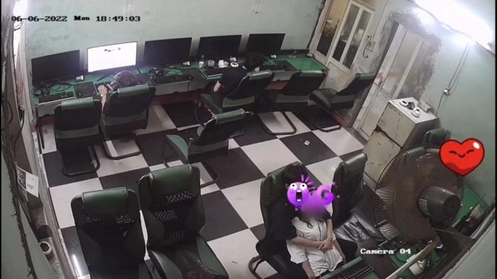 Đôi trẻ tình tứ trong quán Internet, chủ quán phải nhận gạch đá-3