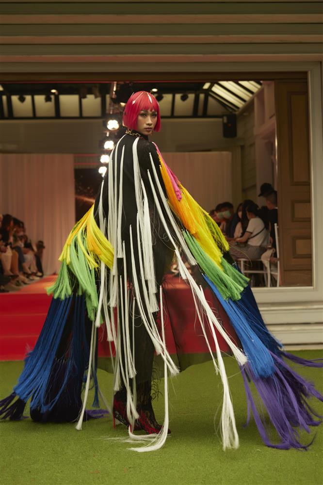 BB Trần, Hải Triều như người khổng lồ trên sàn diễn thời trang-7