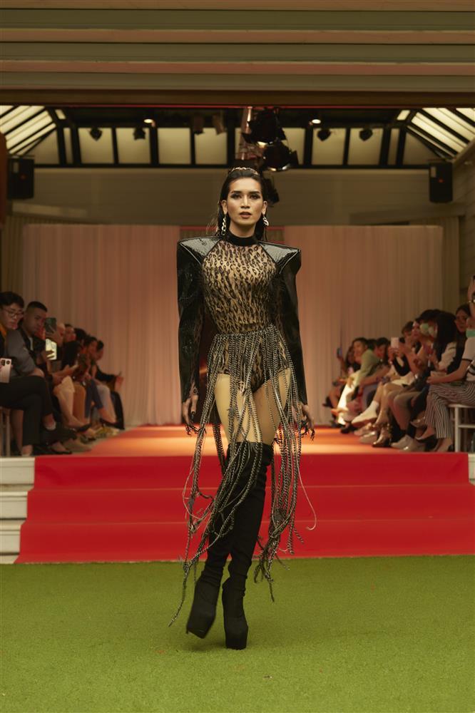 BB Trần, Hải Triều như người khổng lồ trên sàn diễn thời trang-4