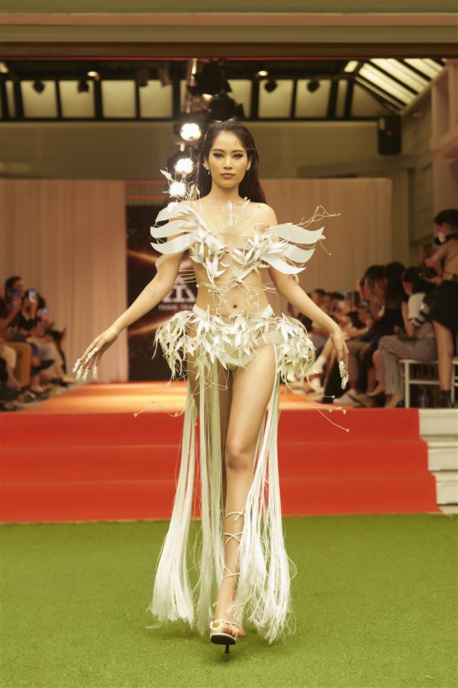 BB Trần, Hải Triều như người khổng lồ trên sàn diễn thời trang-8