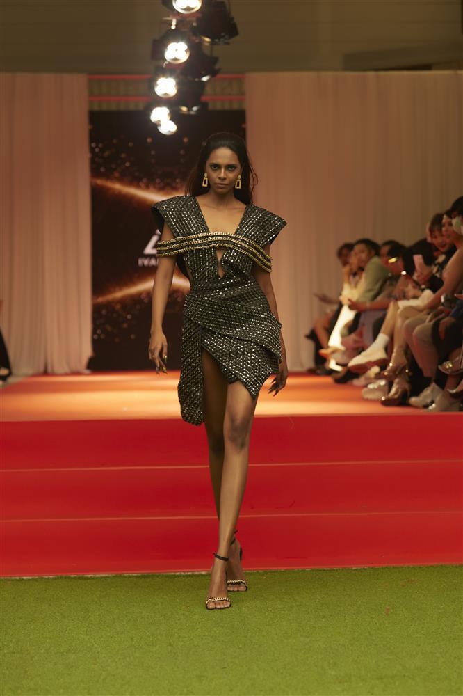 BB Trần, Hải Triều như người khổng lồ trên sàn diễn thời trang-11