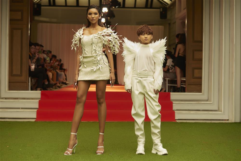 BB Trần, Hải Triều như người khổng lồ trên sàn diễn thời trang-12