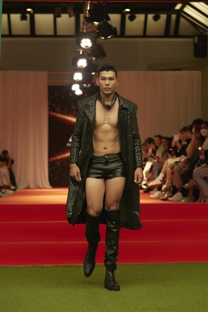 BB Trần, Hải Triều như người khổng lồ trên sàn diễn thời trang-14