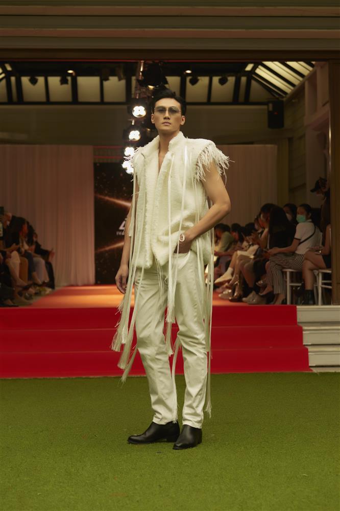 BB Trần, Hải Triều như người khổng lồ trên sàn diễn thời trang-15