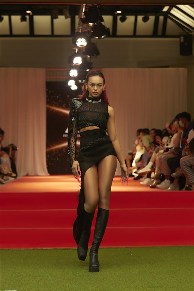 BB Trần, Hải Triều như người khổng lồ trên sàn diễn thời trang-13