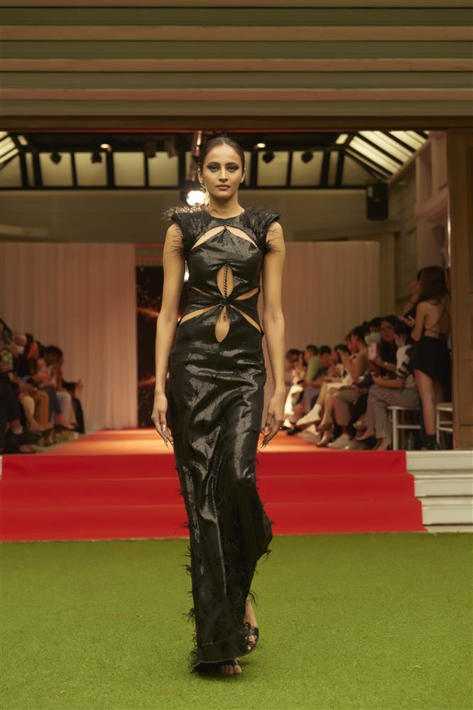 BB Trần, Hải Triều như người khổng lồ trên sàn diễn thời trang-17