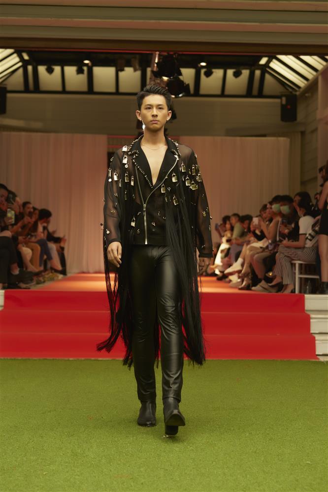 BB Trần, Hải Triều như người khổng lồ trên sàn diễn thời trang-18