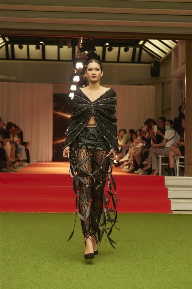 BB Trần, Hải Triều như người khổng lồ trên sàn diễn thời trang-19