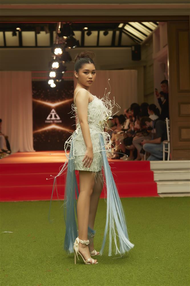 BB Trần, Hải Triều như người khổng lồ trên sàn diễn thời trang-22