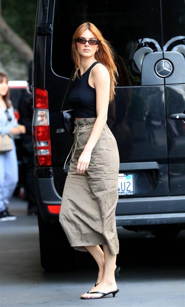 Kendall Jenner chuộng áo ba lỗ thả rông ra phố-5