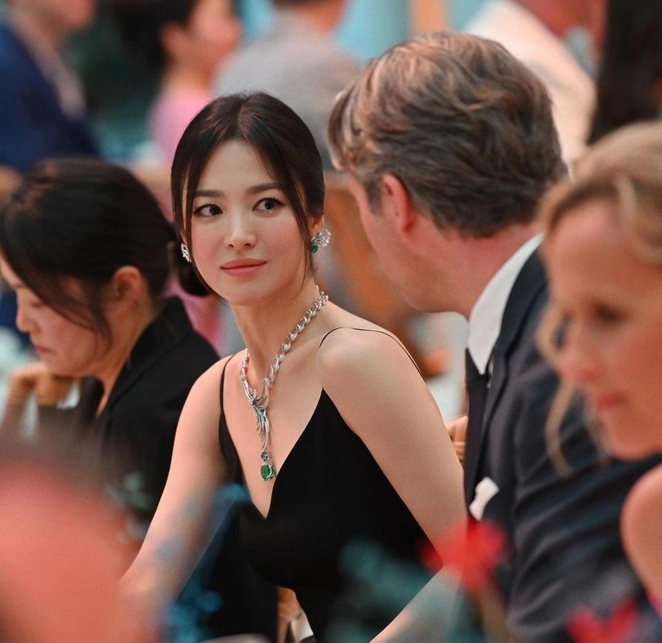 Song Hye Kyo khoe sắc vóc đỉnh chóp tuổi 41 ở sự kiện cao cấp-3
