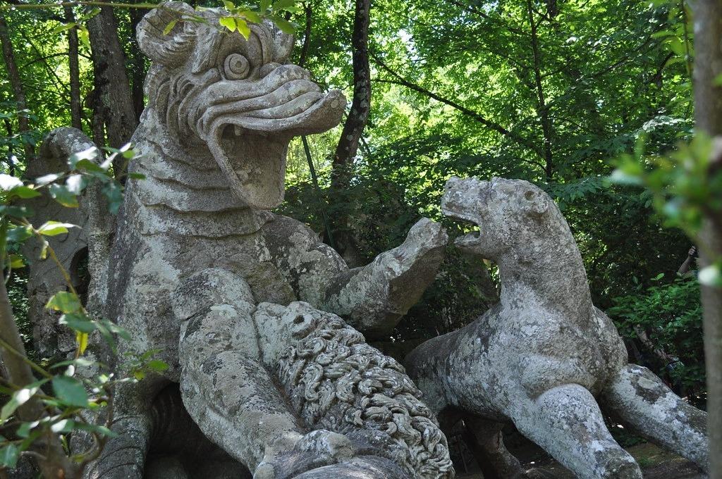 Còn có tên gọi vườn Bomarzo, Parco dei Monstri là một quần thể tượng đài theo Mannerist (trường phái kiểu cách - trào lưu hội họa Hậu Phục hưng) nằm ở thị trấn nhỏ Bomarzo, tỉnh Viterbo, vùng Lazio, Italy. Ảnh: Tehoh_gg.