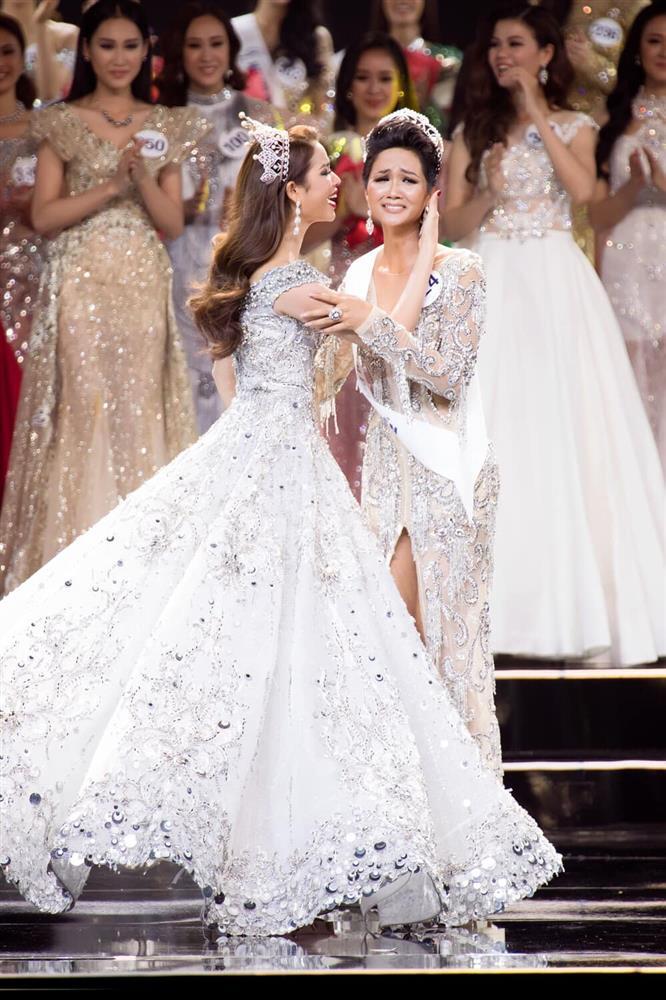 Trang phục final walk của các Hoa hậu Hoàn vũ VN, Phạm Hương bị chê-6