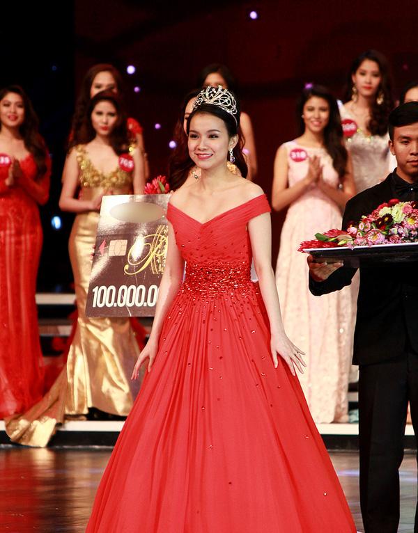 Trang phục final walk của các Hoa hậu Hoàn vũ VN, Phạm Hương bị chê-7