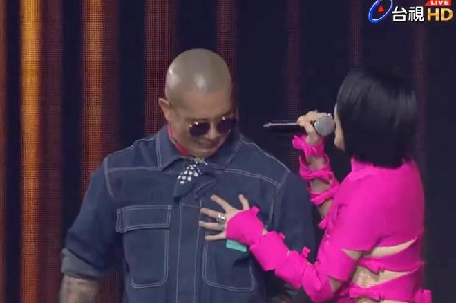 Em gái Từ Hy Viên giải thích hành động sờ ngực anh rể mới-1