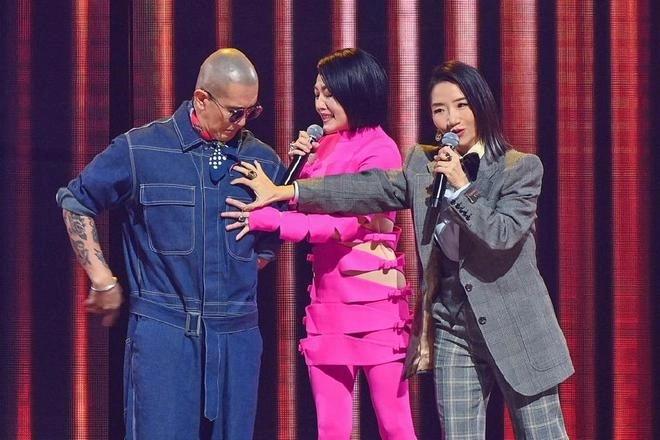 Em gái Từ Hy Viên giải thích hành động sờ ngực anh rể mới-2