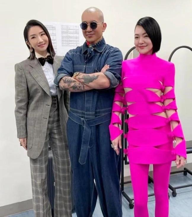 Em gái Từ Hy Viên giải thích hành động sờ ngực anh rể mới-4